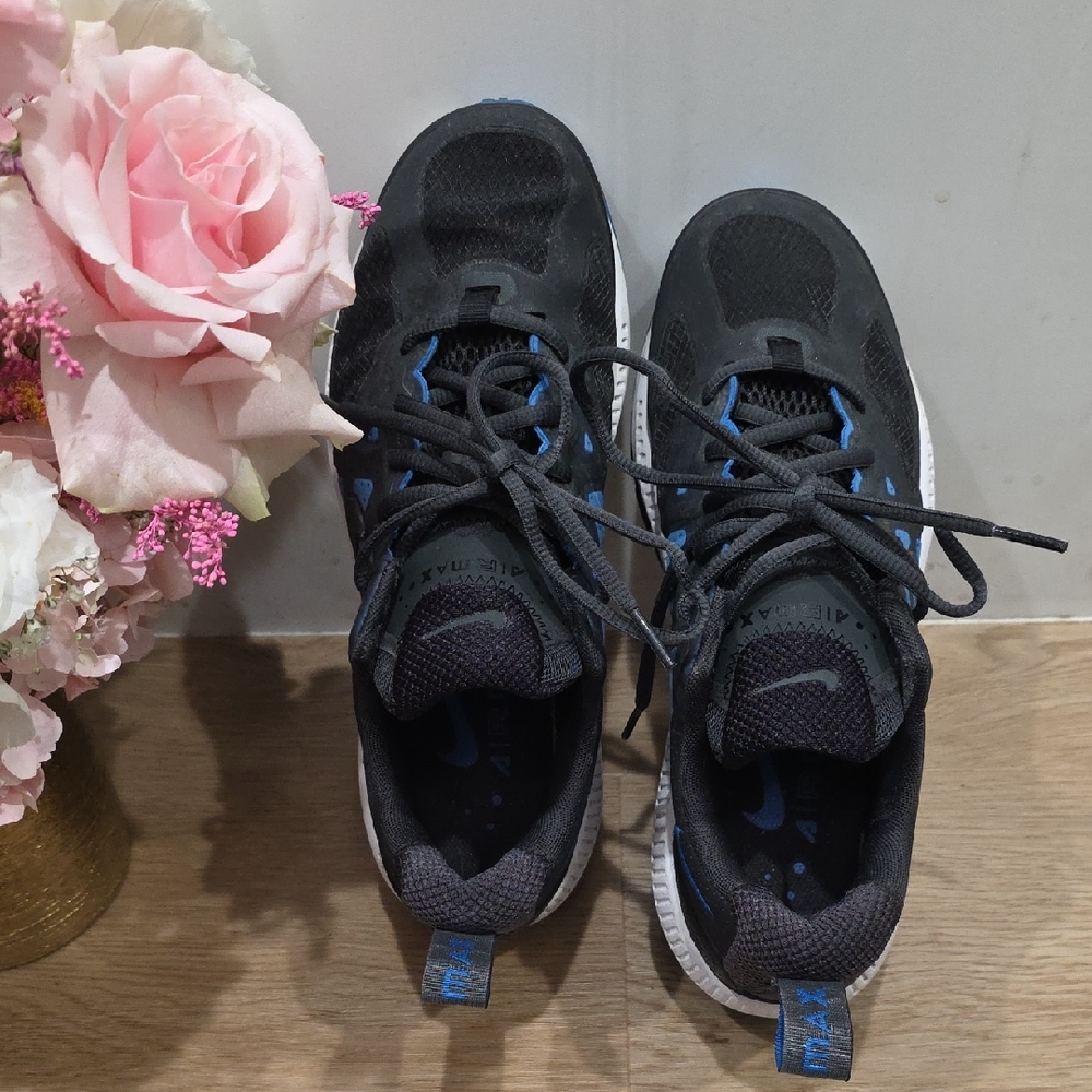 Nike Man Black and Blue Sneakers